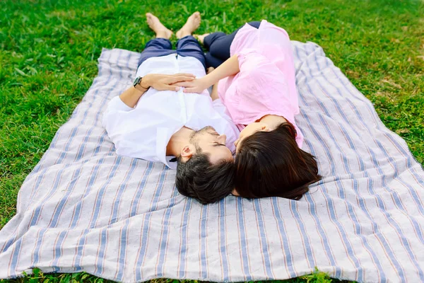 Jovem casal amoroso deitado juntos desfrutando de proximidade Imagem De Stock