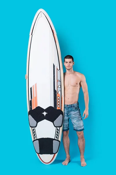 Selbstbewusster Surfer mit Surfbrett — Stockfoto
