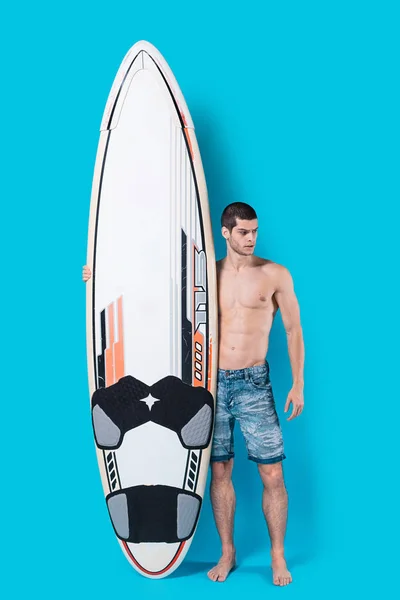 매력적인 서퍼가 서핑 보드를 들고 — 스톡 사진