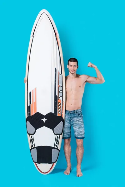 긍정적인 서퍼가 서핑 보드를 들고 — 스톡 사진