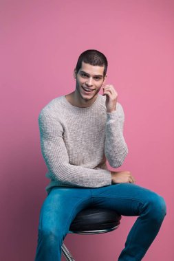 Yakışıklı adam stüdyo portre