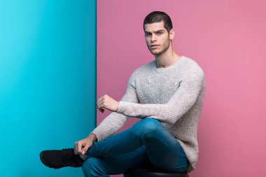 Kendine güvenen adam stüdyo portre