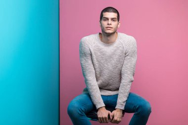 Yakışıklı adam stüdyo portre