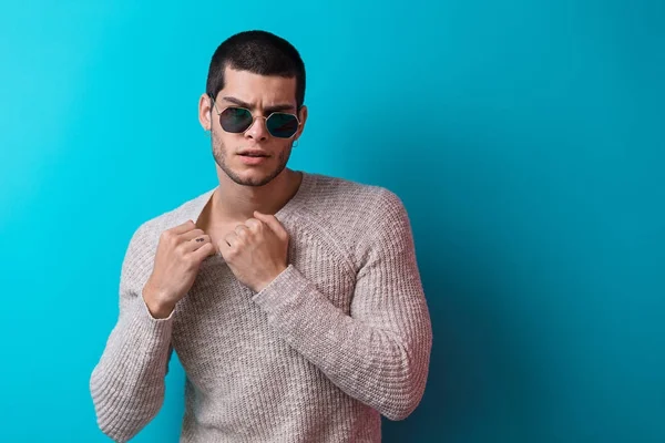 Hombre guapo retrato con gafas de sol —  Fotos de Stock