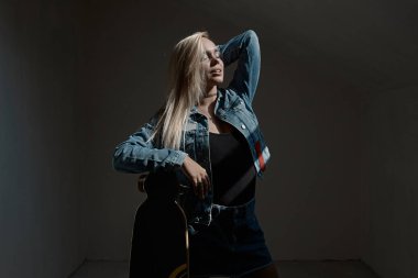 Bir loangboard ile poz güzel sarışın kız