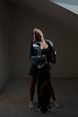 Bir loangboard ile poz güzel sarışın kız