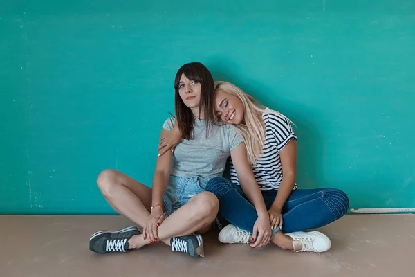 Zwei fröhliche Mädchen genießen einander Gesellschaft — Stockfoto