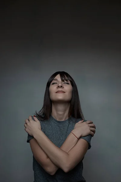 Εσωτερικη Πορτρέτο γυναίκας αγκαλιάζοντας τον εαυτό της — Φωτογραφία Αρχείου