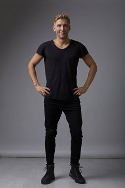 Kalçalarına portre gülümseyen adam tutan eller