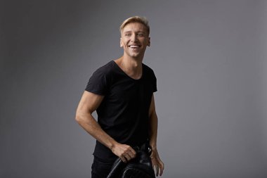Parlak bir gülümseme ile portre mutlu genç adam