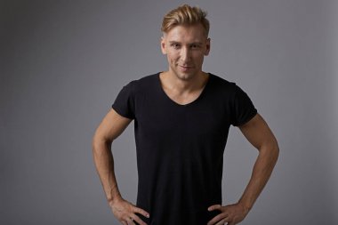 Kalçalarına portre gülümseyen adam tutan eller