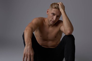 Adam çıplak gövde poz oturma portre