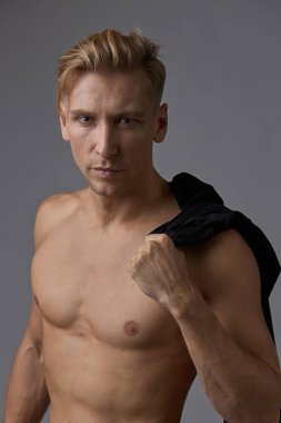 çıplak gövde ile yakışıklı adam