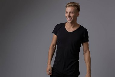 mutlu genç adam portresi