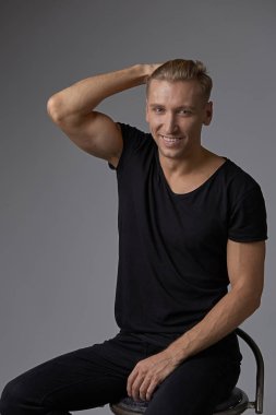 Portre çekici bir adam kameraya bakarak poz