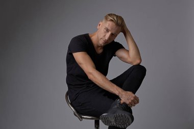 yakışıklı bir adam portresi