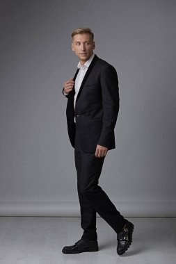 Portre tam uzunlukta erkekte formal giyim
