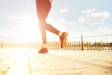 Güneş doğarken çalışan kadın atlet ayak