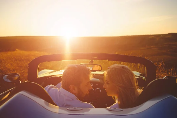 Paar genieten van zonsondergang op vakantie — Stockfoto