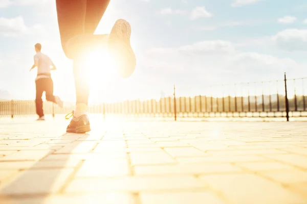 Stopy kobiece runner uruchomiona o wschodzie słońca — Zdjęcie stockowe
