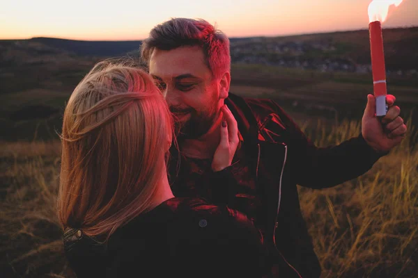 Mann und Frau küssen sich — Stockfoto