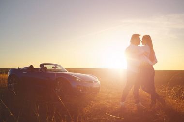 Güzel çift öpüşme ve sarılma