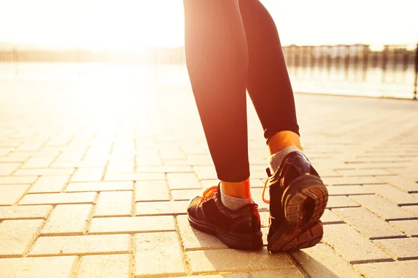 Vrouwelijke atleet voeten lopen bij zonsopgang — Stockfoto