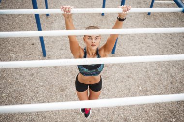 Kız eğitim açık havada