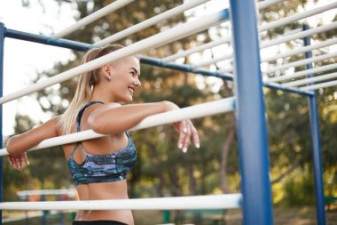 Kız onu egzersiz bir mola.