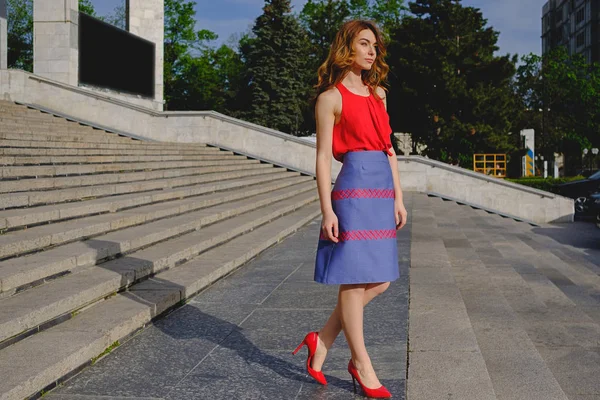 Hermosa mujer posando en escaleras — Foto de Stock