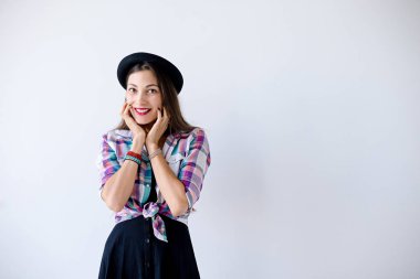  Onun yüz ve gülümseme dokunmadan sürpriz genç kadın