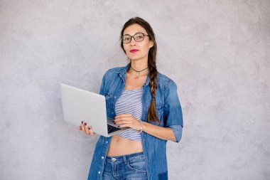 Studio dizüstü bilgisayar ile güzel kız