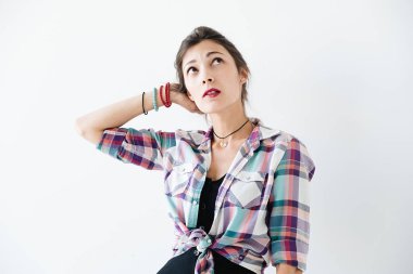 Düşünceli kadın studio vurdu