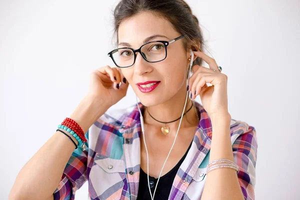 Mulher sorridente colorida em óculos de moda — Fotografia de Stock