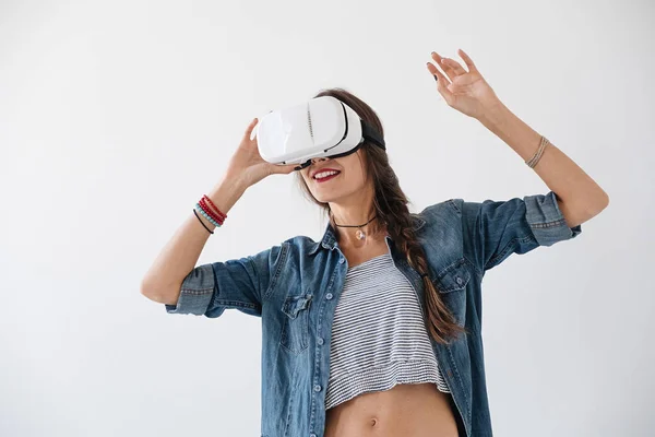 Hipster meisje testen vr-bril — Stockfoto