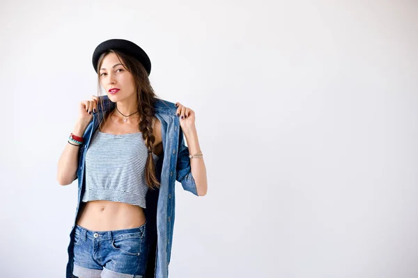Sexy Mode schöne Hipster-Frau mit Hut — Stockfoto