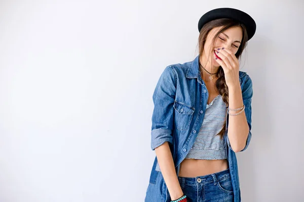 Retrato menina feliz com olhos fechados no fundo branco — Fotografia de Stock