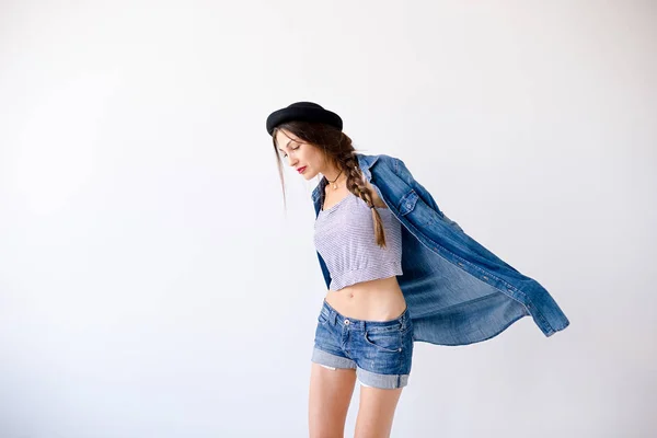 Hipster menina dançando em estúdio no fundo branco — Fotografia de Stock