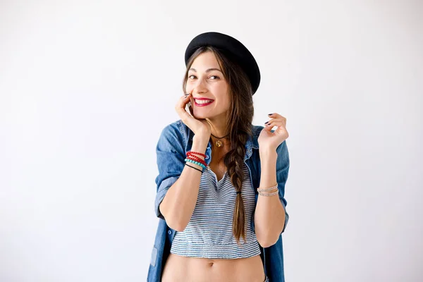 Aconchegante brincalhão menina feliz tocando estúdio rosto — Fotografia de Stock