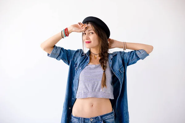 Retrato menina bonita sorrindo e olhando para a câmera — Fotografia de Stock