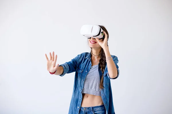 Lachen meisje met Vr-bril — Stockfoto