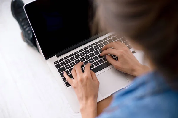 Close-up vrouw mooie handen typen op laptop — Stockfoto