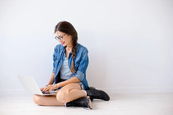 Donna sorridente digitando sul computer portatile — Foto Stock