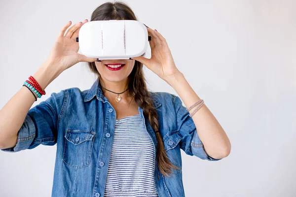 Portret van de vrouw met een Vr bril in studio — Stockfoto