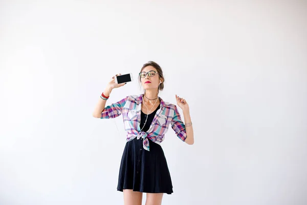 Joven mujer caucásica bailando en gafas — Foto de Stock