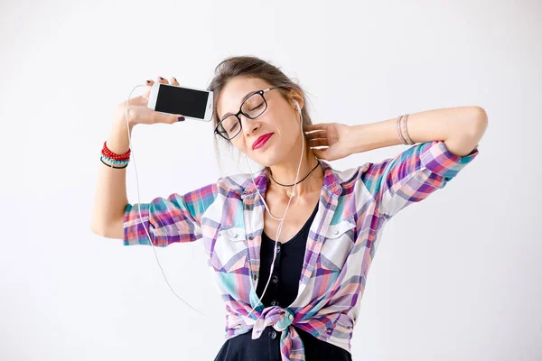 Attraente femmina in occhiali godendo la vita — Foto Stock