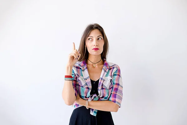 Hipster chica tiene una idea apuntando un dedo hacia arriba —  Fotos de Stock