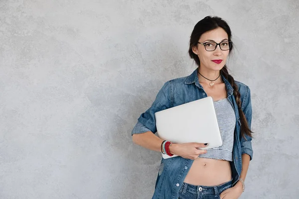 Chica atractiva con ordenador portátil — Foto de Stock