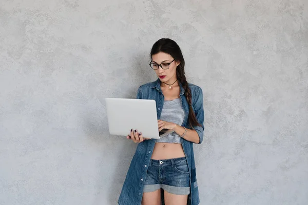 Menina focada na tela do laptop — Fotografia de Stock