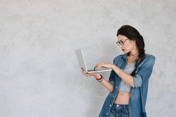 Donna con laptop studio girato — Foto Stock